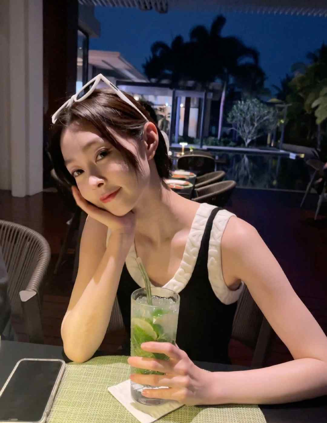 顶流男星被曝片场耍大牌怒摔剧本 导演当场黑脸罢录争议炸锅